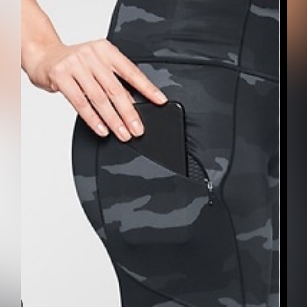 Athleta Camo Condender 7/8 camo leggings in black size xs